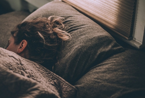 Quel matelas choisir quand on dort sur le côté ?
